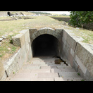 Eingang zum Kryptoporticus auf der Seite der heiligen Quelle, deren Wasser noch heute (rechts der Stufen sichtbar) durch den Tunnel geführt wird